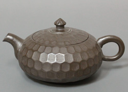 Banko teapot by Iroku