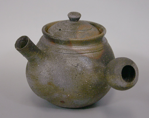 Bizen yohen teapot by Suzuki Tsuneki