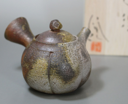 Bizen teapot by Saitou Takashi