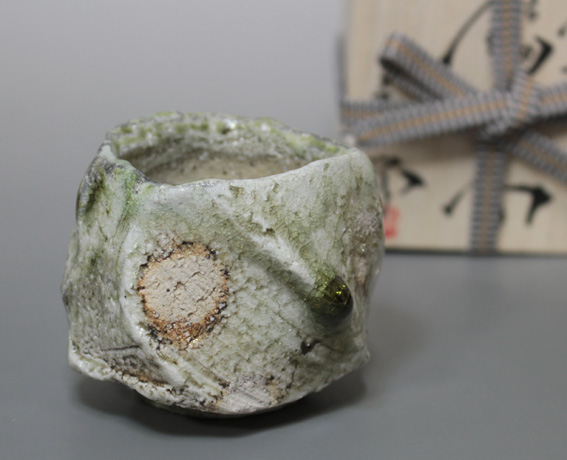 http://www.artisticnippon.com/product/igayaki/Atarashi_manabu/guinomi/pics/guinomi24_1.jpg