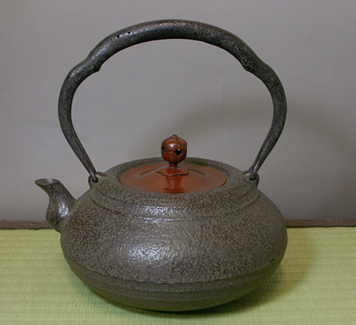 Japanese cast iron kettle tetsubin by Iwachu