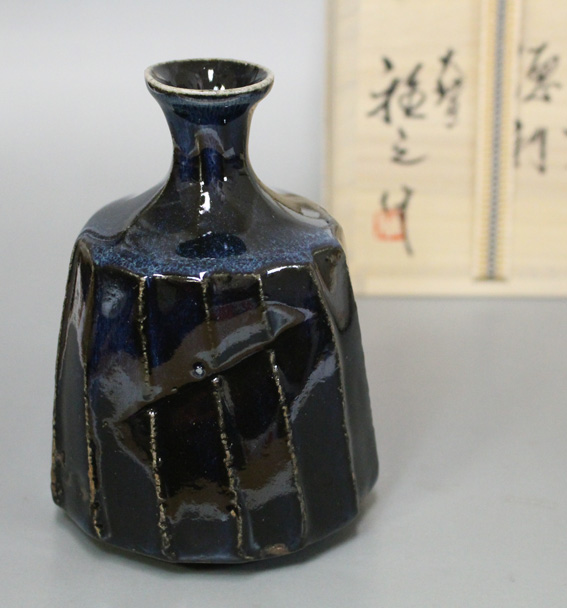 black kuro oribe tokkuri sake flask by Higuchi Masayuki
