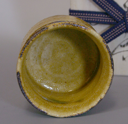 Japanese pottery - Kiseto guinomi sake cup by Iwatsuki Takemitsu