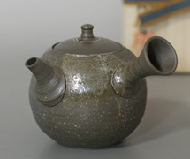 Handcrafted teapot by Fugetsu