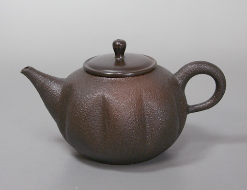 Japanese pottery - Kokudei Shikunshi teapot by Gyokudo