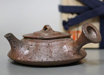 Tokoname Mayake teapot by Konishi Yohei