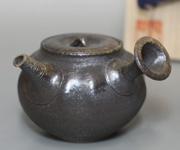 Tokoname Mayake teapot by Konishi Yohei