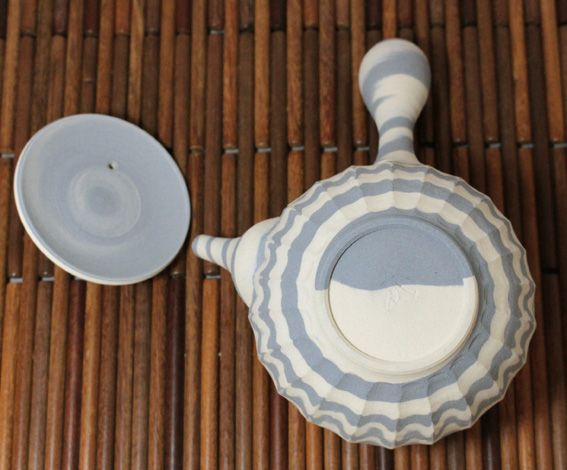 Japanese pottery -  Tokonameyaki teapot by Maekawa Junzo