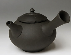 Brown teapot by Seiho