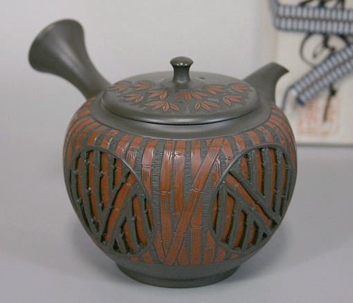 Bamboo engraved teapot by Shunen II 