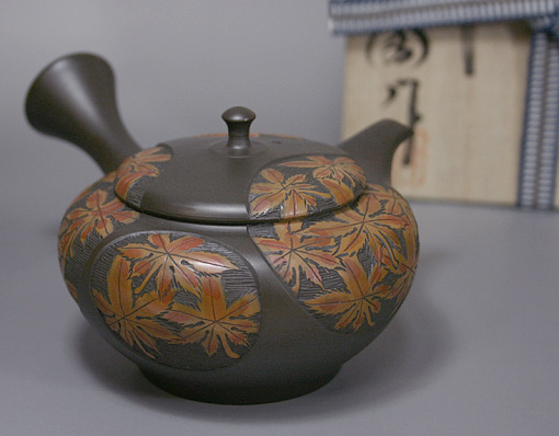 Kokudei maple leaves teapot by Shunen II