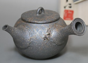 Japanese pottery - Tokoname yohen mogake teapot by Tanikawa Jin