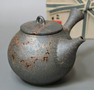 Japanese pottery - Tokoname yohen mogake teapot by Tanikawa Jin
