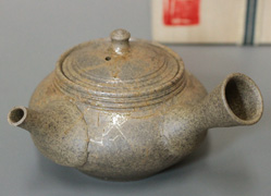 Japanese pottery - Tokoname yohen mogake teapot by Tanikawa Jin