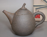 Japanese pottery - Tokoname yohen mogake teapot by Tanikawa Jin