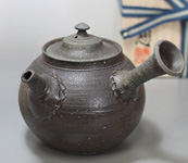 Tokoname Mayake teapot by Yamada Sou