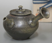 Tokoname Mayake teapot by Yamada Sou