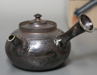 Tokoname Mayake teapot by Yamada Sou