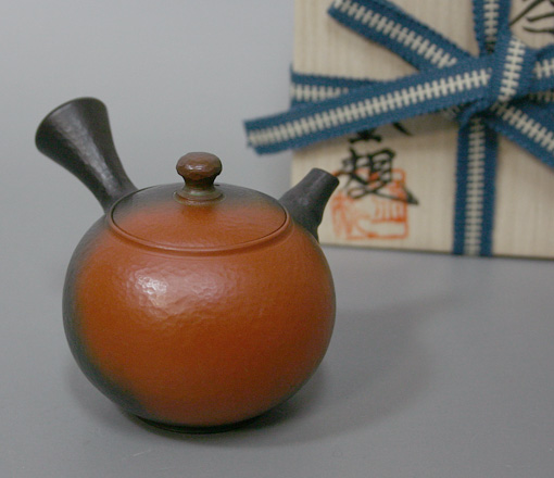 Round yohen kyusu with hammered finish by Yoshiki