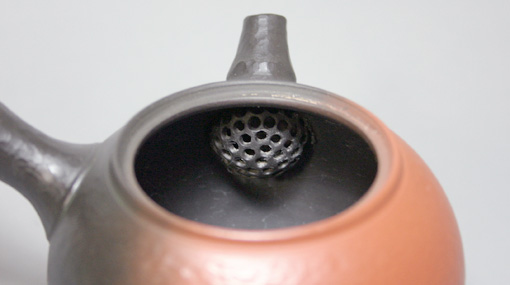 Black hammered kyusu with textured finish by Yoshiki