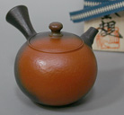 Round yohen kyusu with hammered finish by Yoshiki