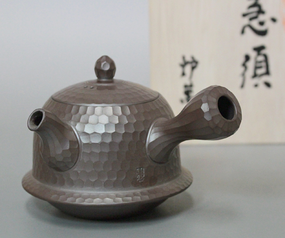 Banko teapot by Iroku
