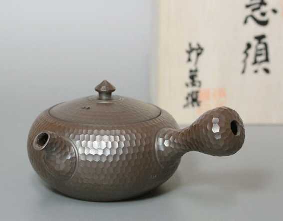Banko teapot by Iroku