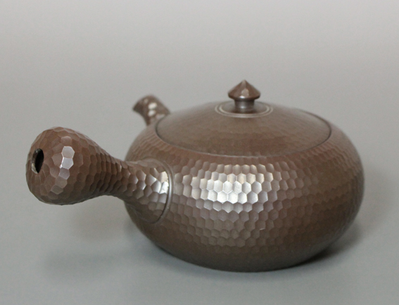 Banko teapot by Iroku
