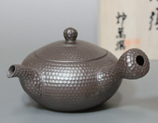 Banko teapot by Iroku