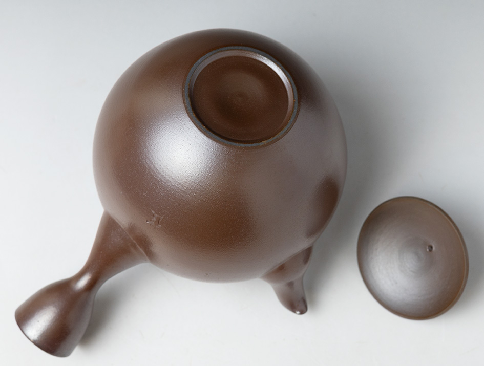 Banko teapot by Otsuki Shun - bottom view