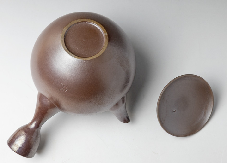 Banko teapot by Otsuki Shun - bottom view