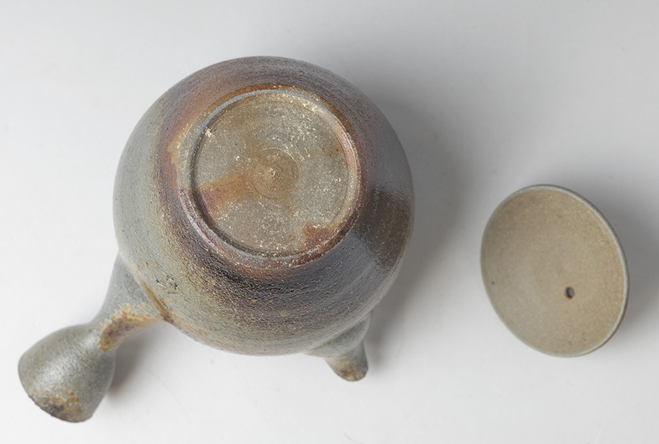 Banko teapot by Otsuki Shun - bottom view