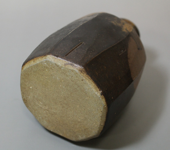 Bizen wood fired sake tokkuri bottle by Kobashi Toshimitsu