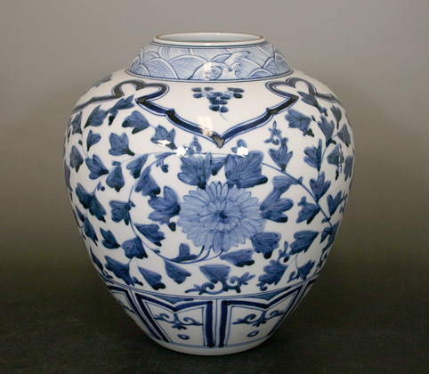 Kutani karakusa vase by Choza