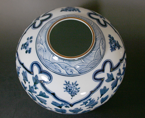 Kutani karakusa vase by Choza