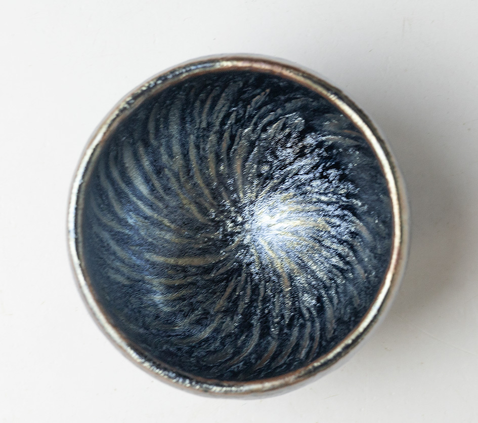 Seikou tenmoku ridged guinomi sake cup by Hashimoto Daisuke