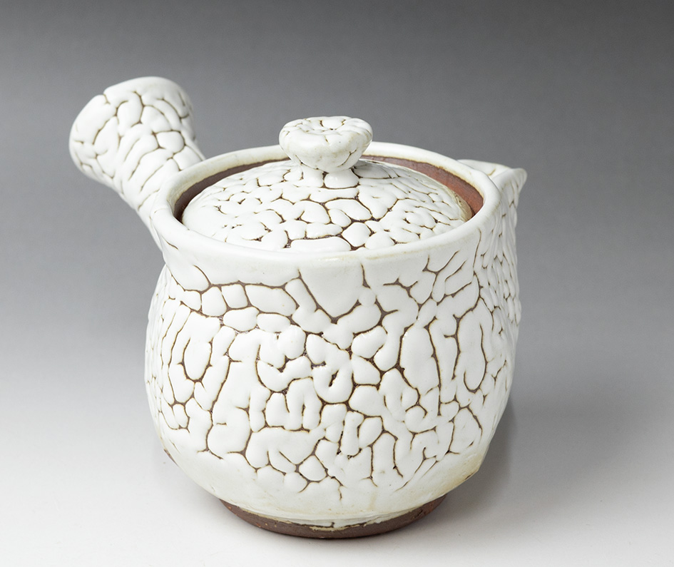 White Kairagi kyusu teapot by Mukuhara Kashun - side view