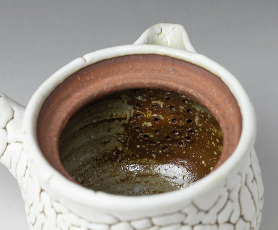 White Kairagi kyusu teapot by Mukuhara Kashun - inside view