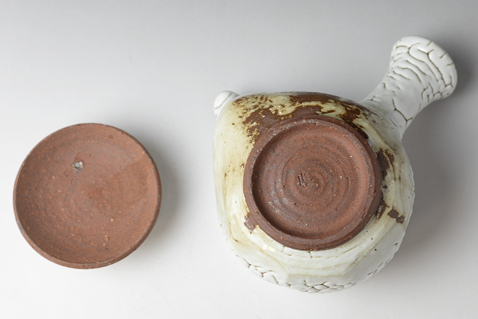 White Kairagi kyusu teapot by Mukuhara Kashun - bottom view