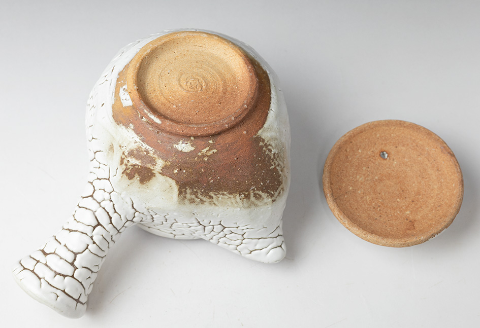 White kairagi kyusu teapot by Mukuhara Kashun, bottom view