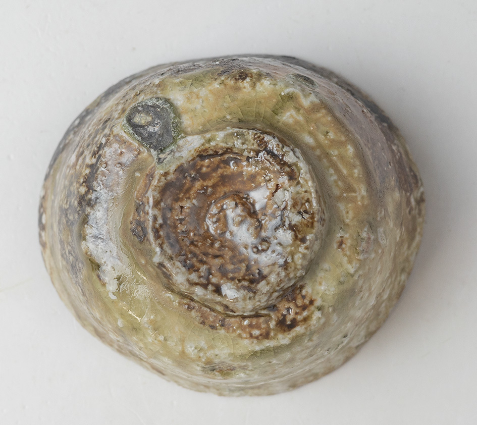 Iga guinomi sake cup #62, bottom view
