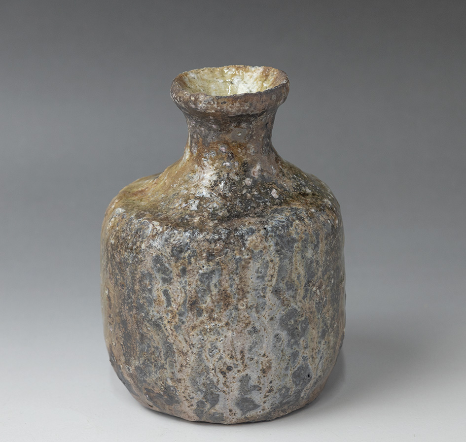 Iga tokkuri sake flask by Watanabe Aiko