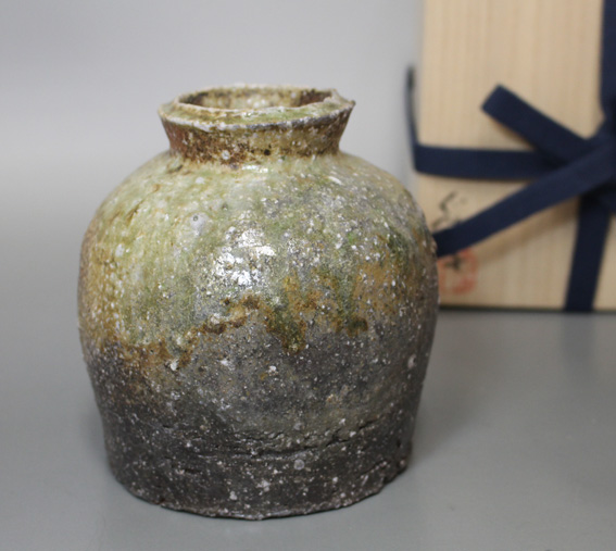 Iga pottery Shigaraki Uzukumaru flower vase