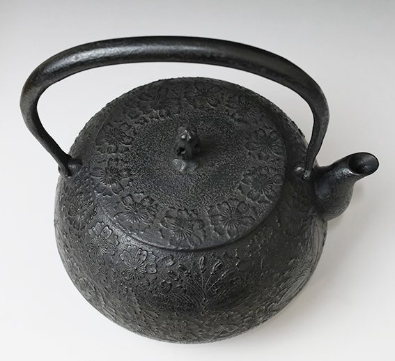 Japanese cast iron Tetsubin kettle by Kunzan