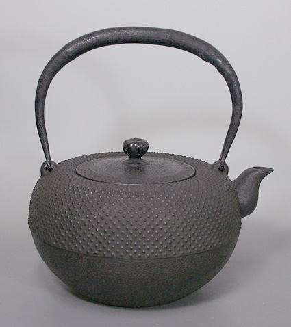 Japanese cast iron Tetsubin kettle by Kunzan