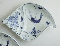 Handpainted shell-shape footed dish