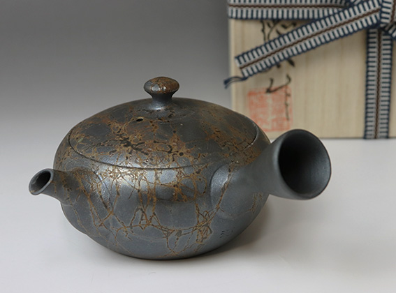 Tokoname teapot by Fujita Tokuta