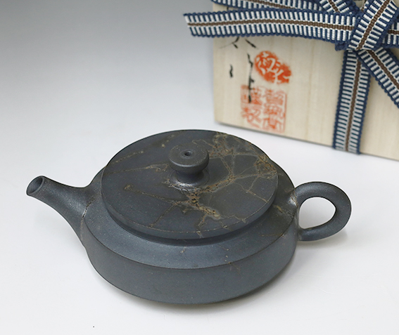 Tokoname teapot by Fujita Tokuta