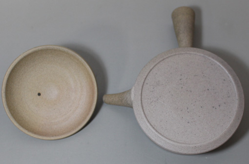 Japanese pottery - Tokoname teapot by Jinshu