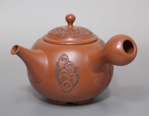 Japanese Tokoname 100 daruma teapot by Kodo